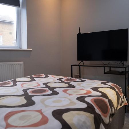 London Zone 2 Spacious Two-Bedroom with Parking Exterior photo