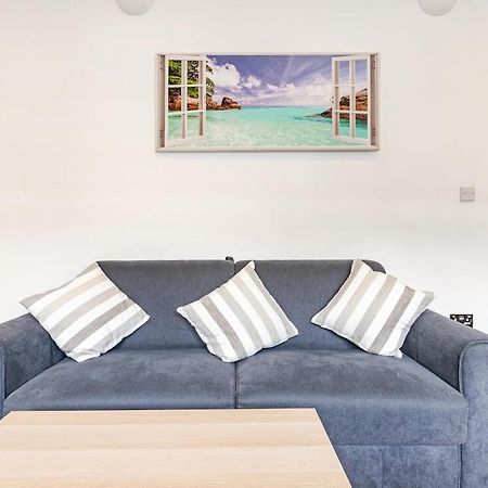 London Zone 2 Spacious Two-Bedroom with Parking Exterior photo