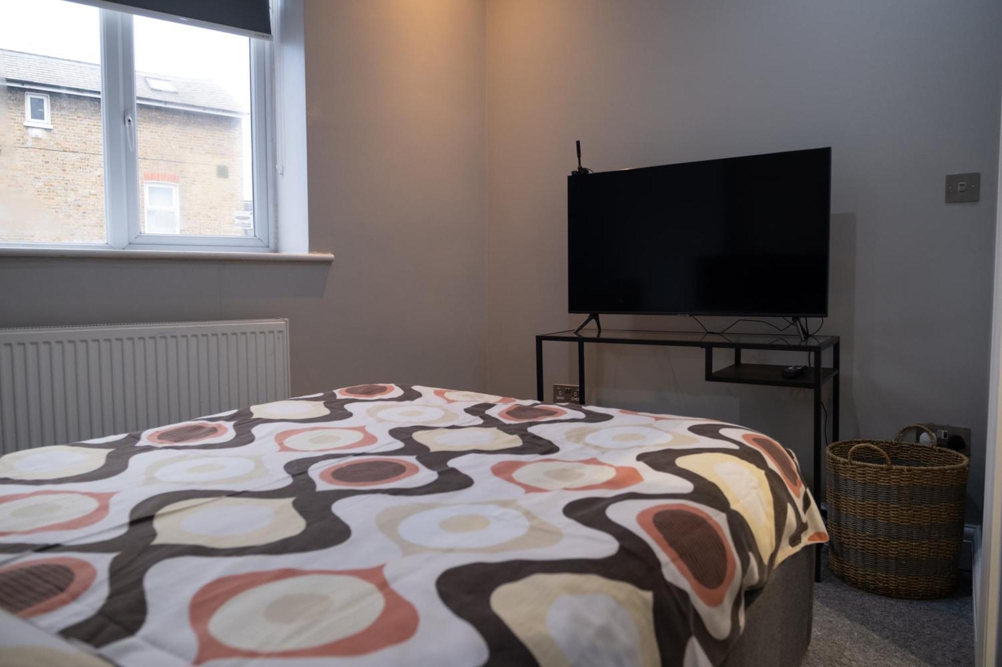 London Zone 2 Spacious Two-Bedroom with Parking Exterior photo