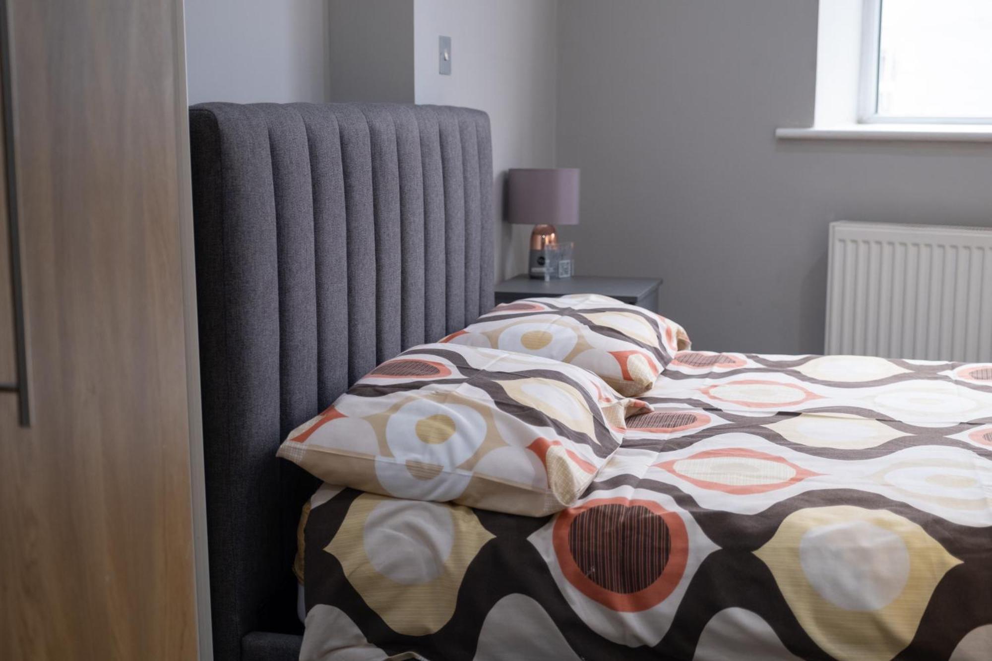 London Zone 2 Spacious Two-Bedroom with Parking Exterior photo