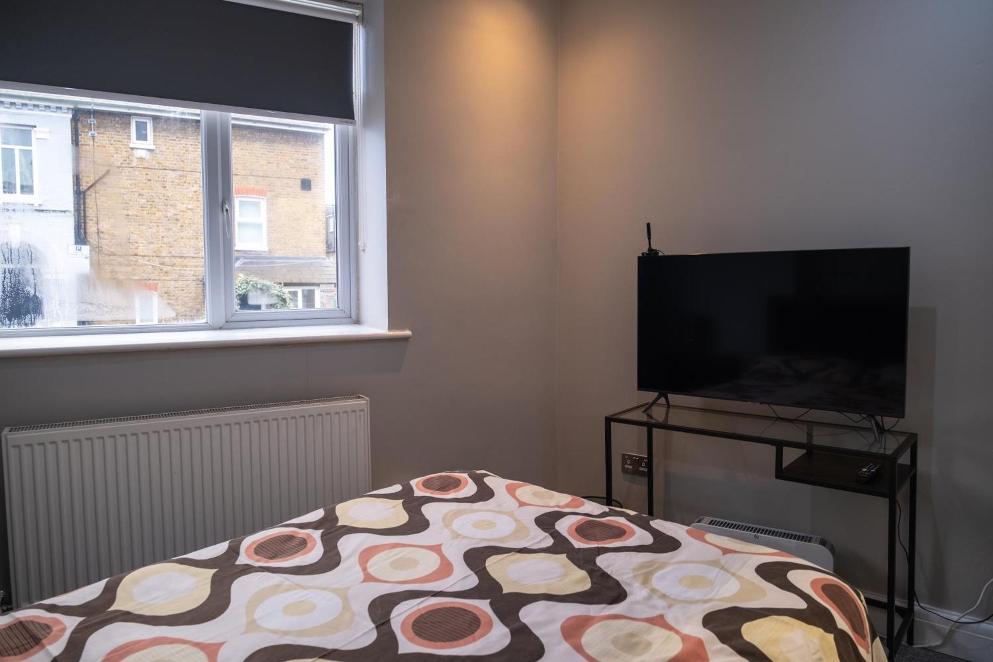 London Zone 2 Spacious Two-Bedroom with Parking Exterior photo