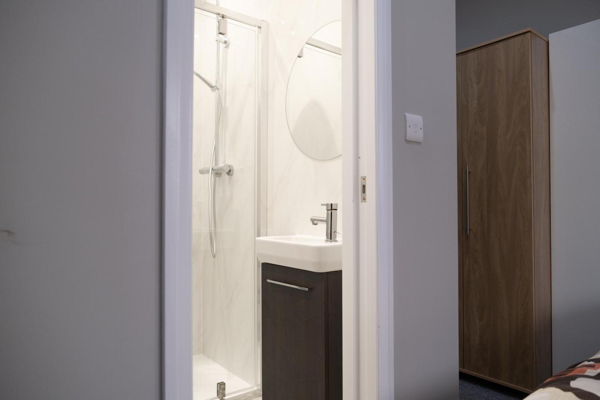 London Zone 2 Spacious Two-Bedroom with Parking Exterior photo