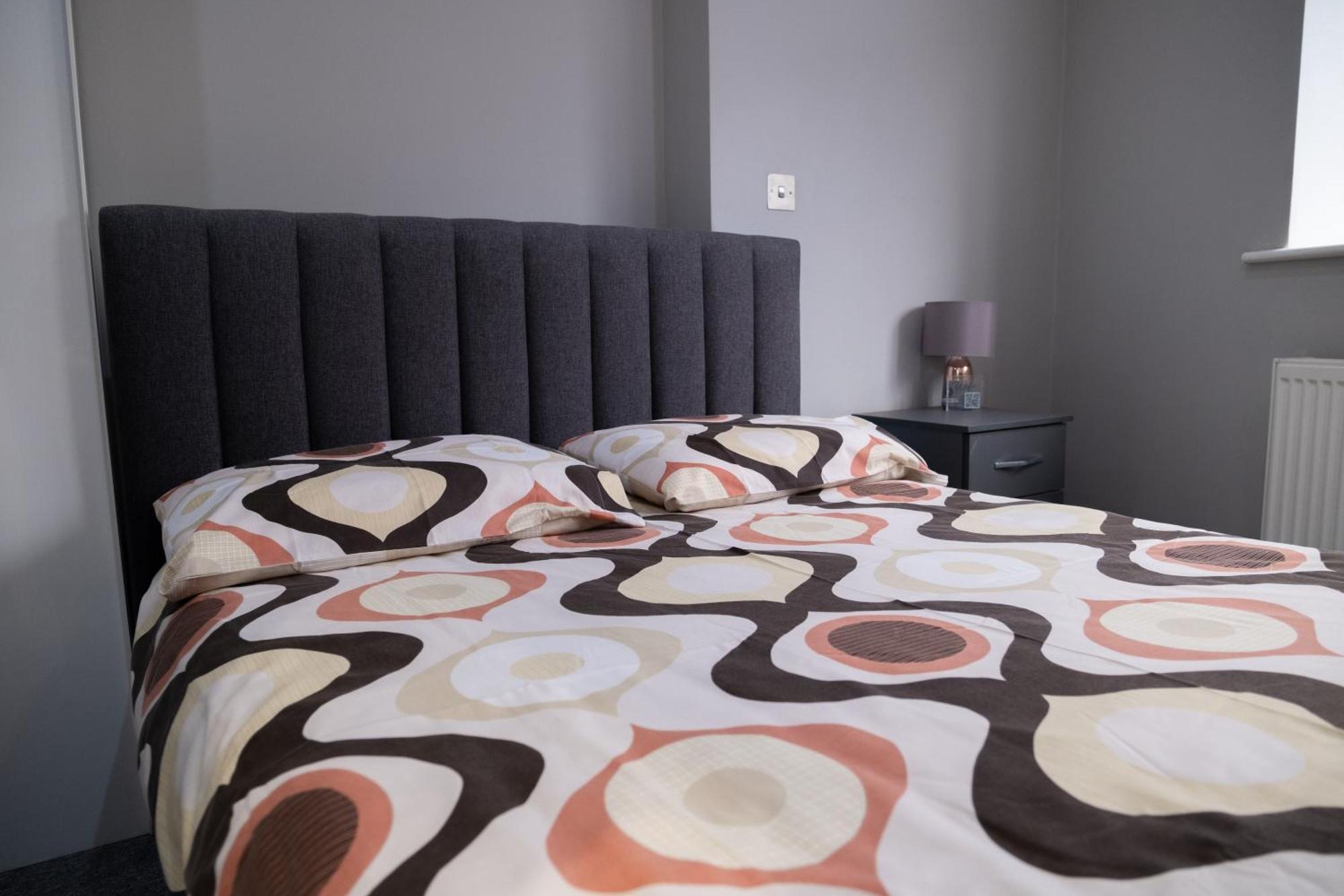 London Zone 2 Spacious Two-Bedroom with Parking Exterior photo