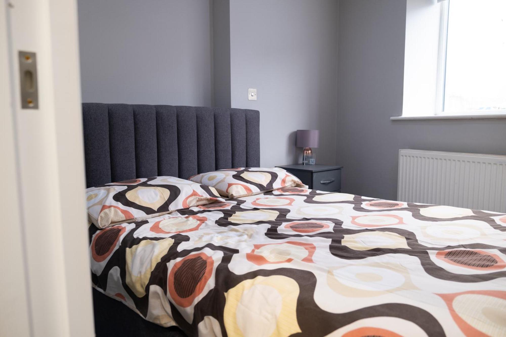 London Zone 2 Spacious Two-Bedroom with Parking Exterior photo