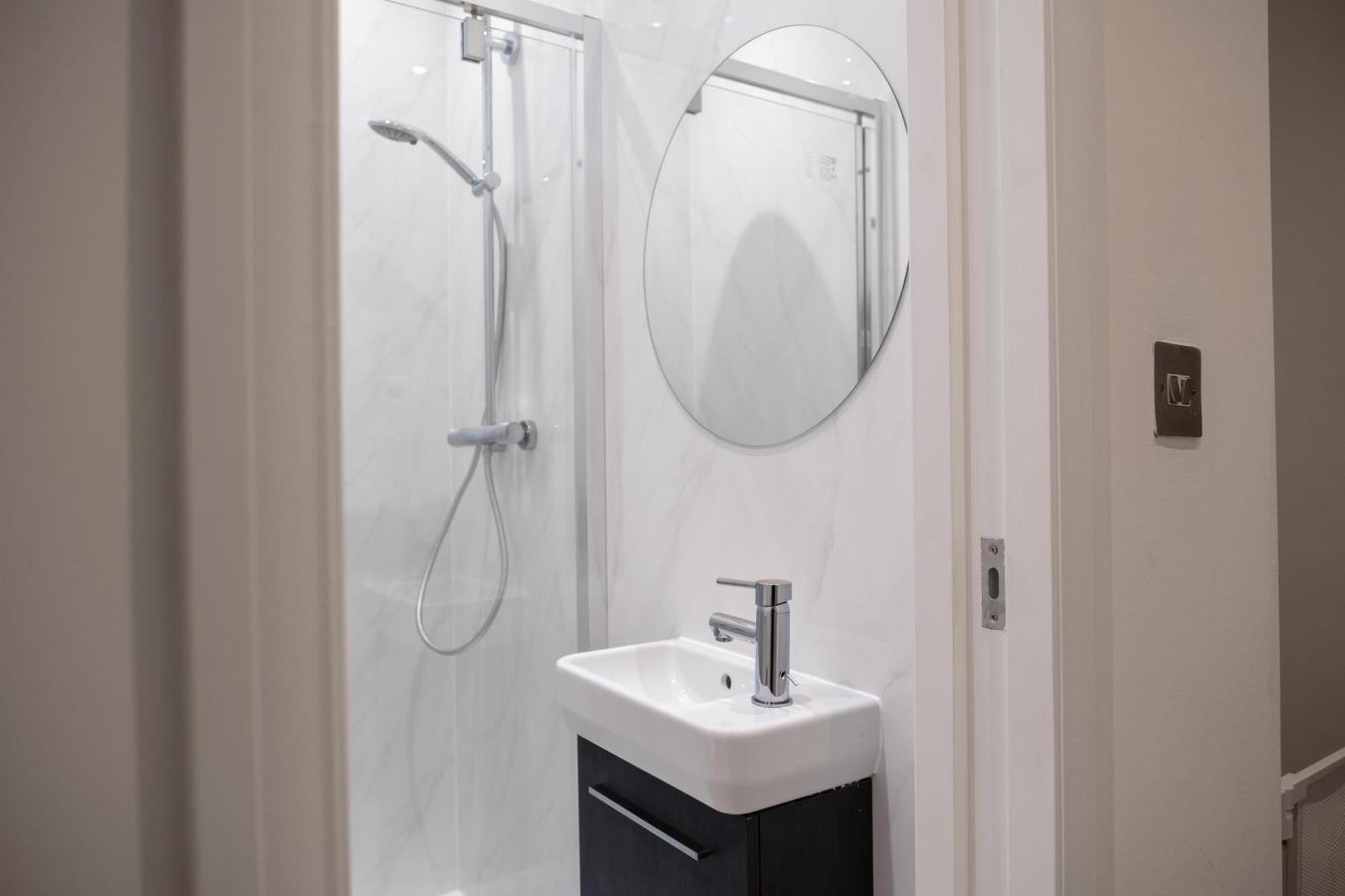 London Zone 2 Spacious Two-Bedroom with Parking Exterior photo
