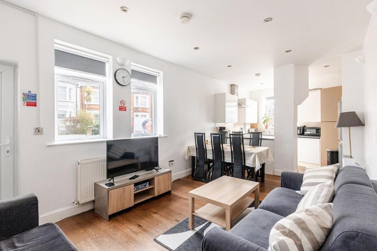 London Zone 2 Spacious Two-Bedroom with Parking Exterior photo