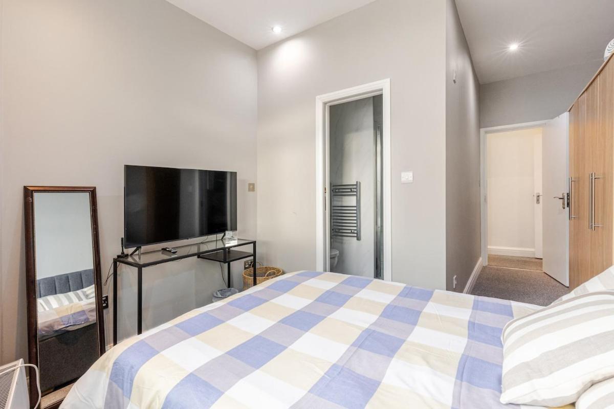 London Zone 2 Spacious Two-Bedroom with Parking Exterior photo