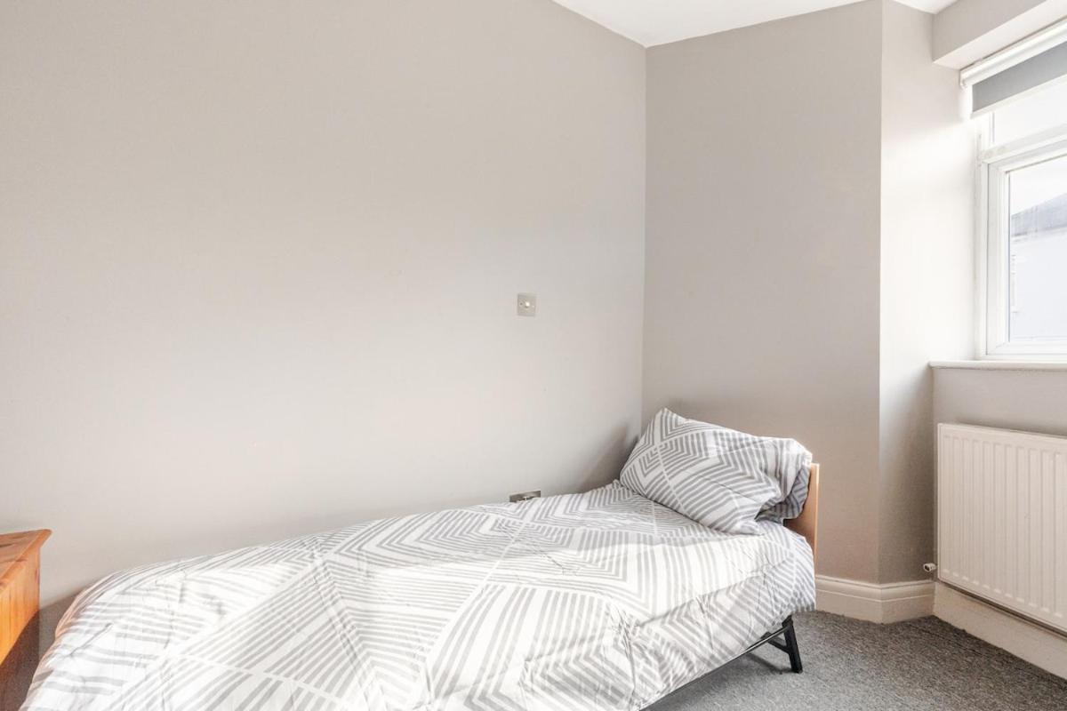 London Zone 2 Spacious Two-Bedroom with Parking Exterior photo