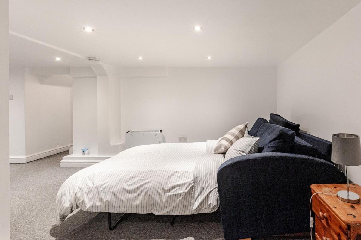 London Zone 2 Spacious Two-Bedroom with Parking Exterior photo