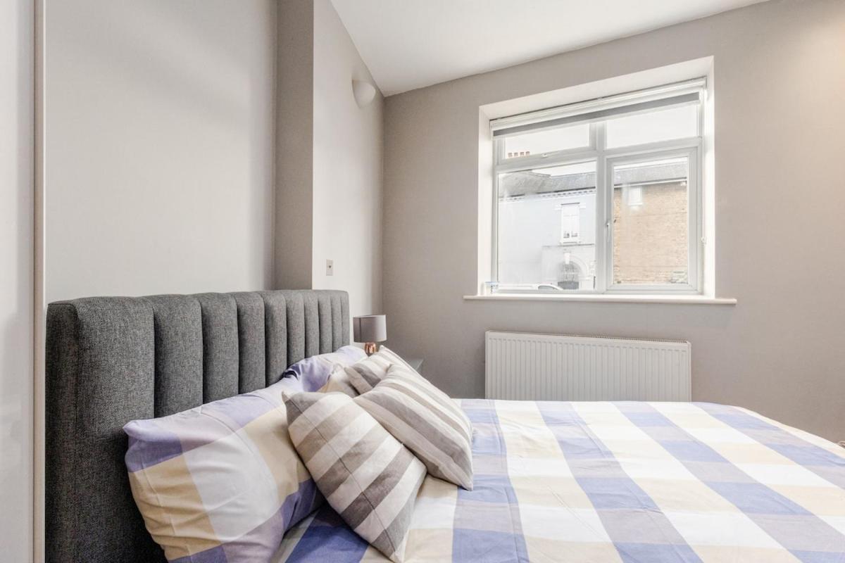 London Zone 2 Spacious Two-Bedroom with Parking Exterior photo