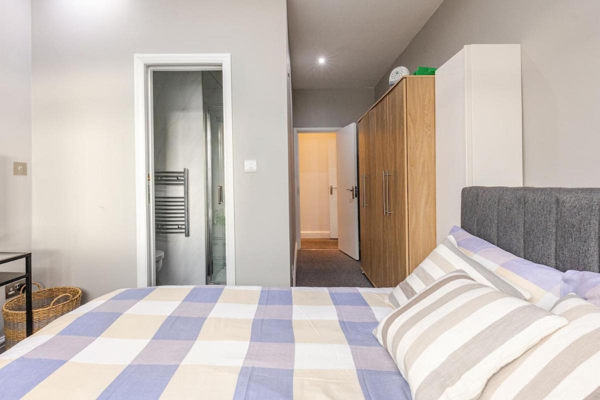 London Zone 2 Spacious Two-Bedroom with Parking Exterior photo