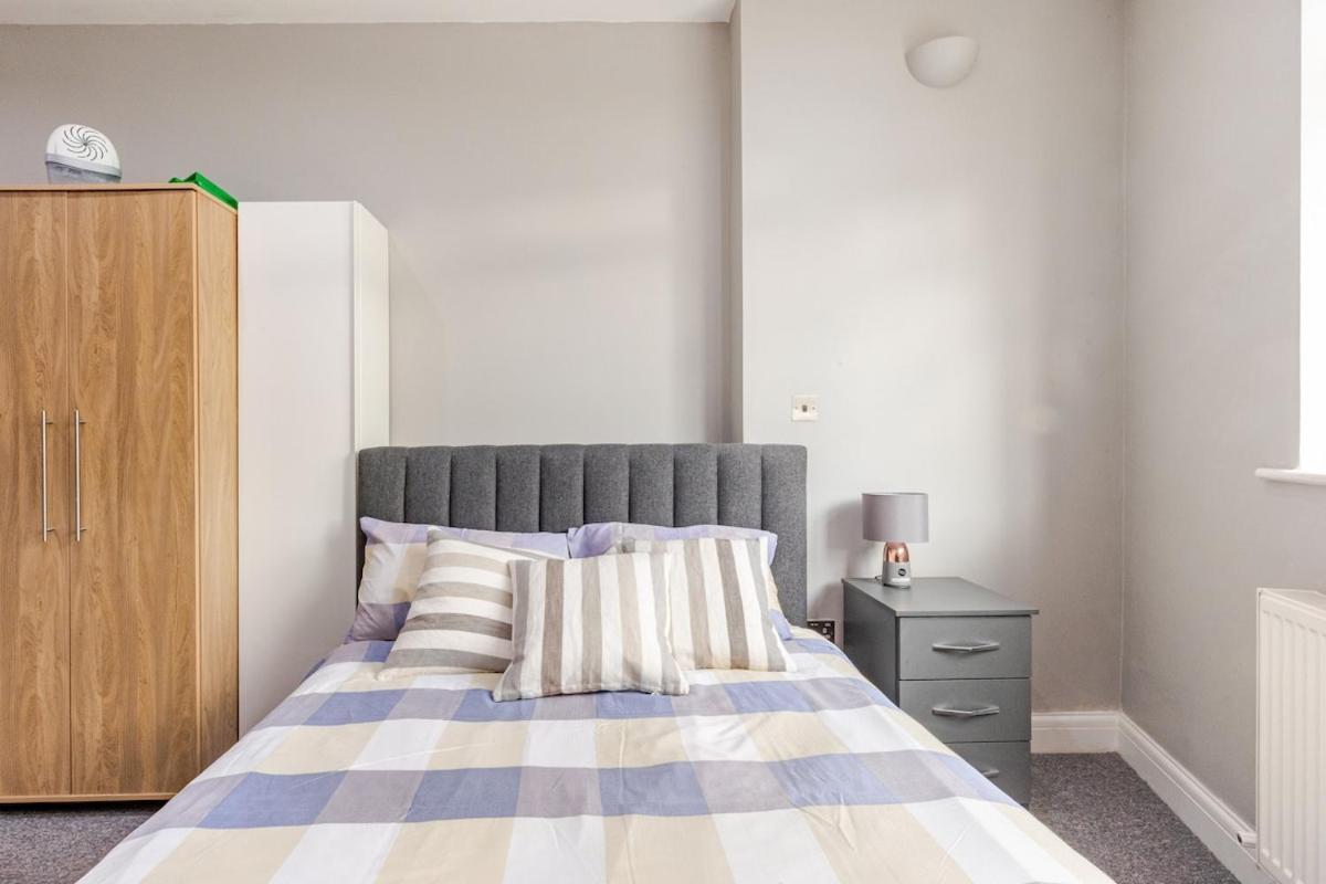 London Zone 2 Spacious Two-Bedroom with Parking Exterior photo