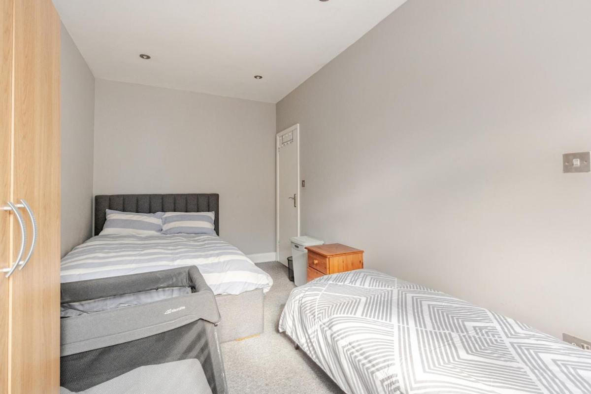 London Zone 2 Spacious Two-Bedroom with Parking Exterior photo