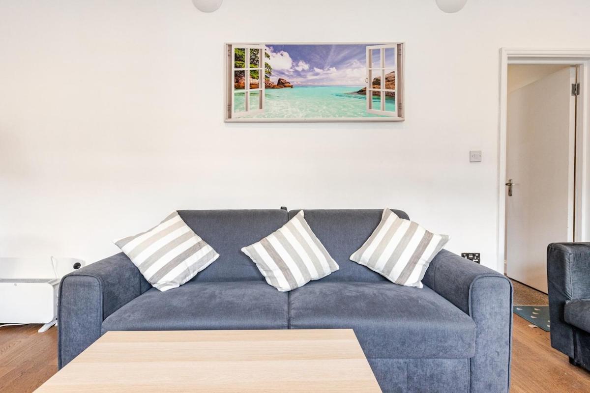 London Zone 2 Spacious Two-Bedroom with Parking Exterior photo