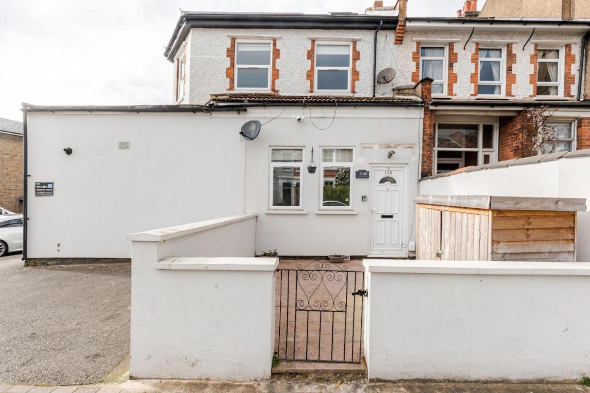 London Zone 2 Spacious Two-Bedroom with Parking Exterior photo