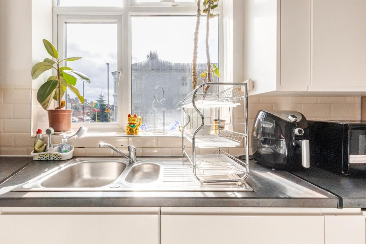 London Zone 2 Spacious Two-Bedroom with Parking Exterior photo