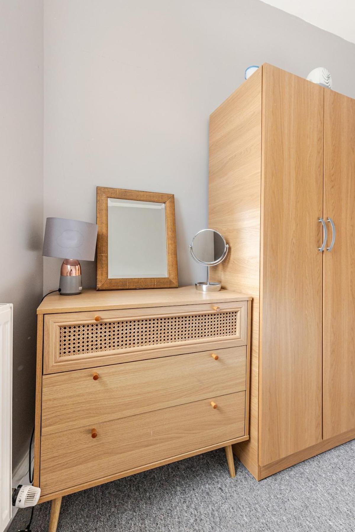 London Zone 2 Spacious Two-Bedroom with Parking Exterior photo